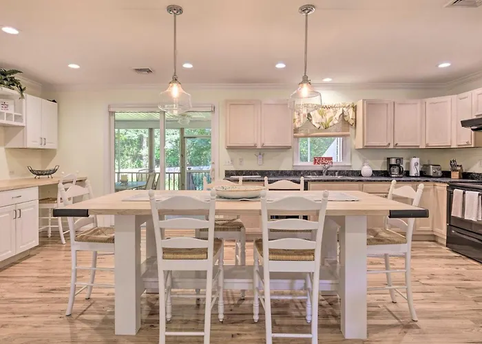 < 1 Mi To Beach: Luxury North Fork Retreat W/ Deck
