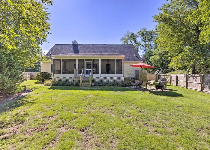 < 1 Mi To Beach: Luxury North Fork Retreat W/ Deck