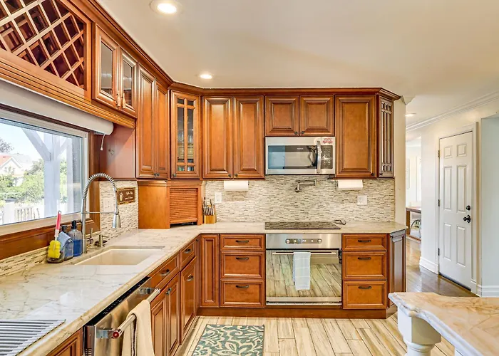 Near Yale & Winter Fun: New Haven Home W/ Hot Tub!