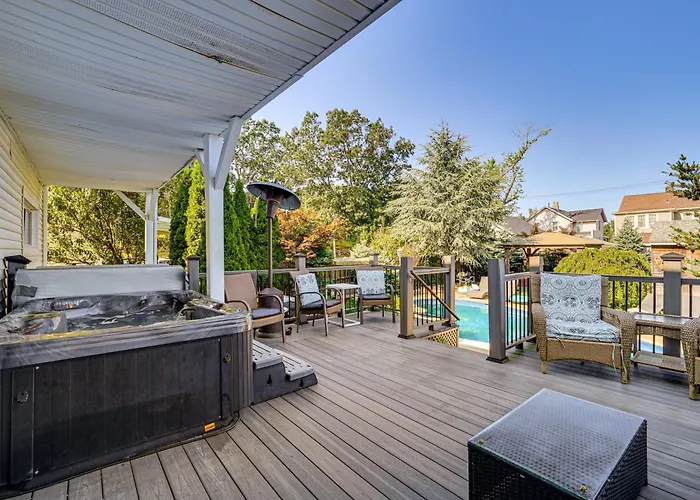 Near Yale & Winter Fun: New Haven Home W/ Hot Tub!