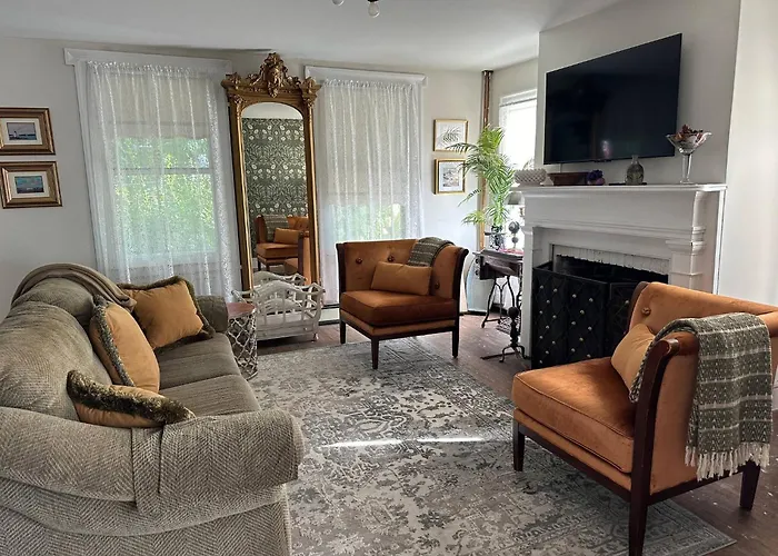 Historic Home Near Stony Brook Village & Beach