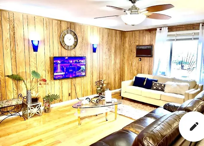 Lga 5 Mins, 3 Bedrooms Duplex Private House With Backyard !