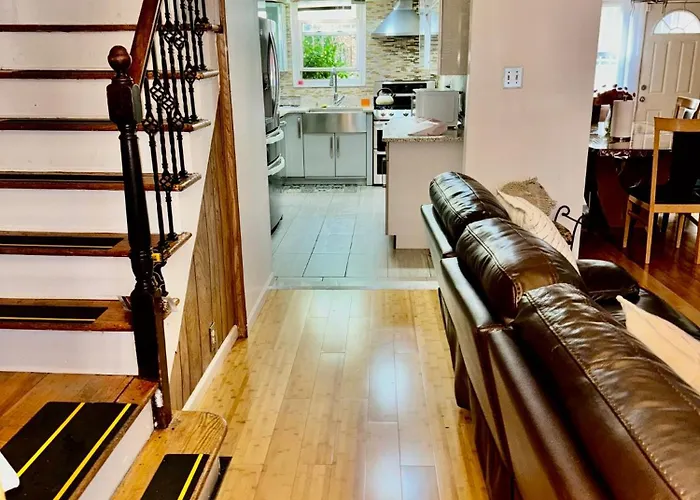 Lga 5 Mins, 3 Bedrooms Duplex Private House With Backyard !